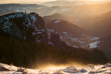 Ceahlau 'nun sabah güneşiyle aydınlanan etkileyici kayaları - Ceahlau Dağları Ulusal Parkı - Moldova - Romanya