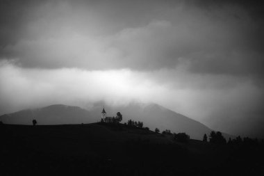 Jamnik, Slovenya. Jamnik Kilisesi, Kranj yakınlarındaki Kamnik-Savinja Alpleri 'nde 15. yüzyıldan kalma büyüleyici bir kilisedir..