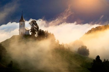 Jamnik, Slovenya. Jamnik Kilisesi, Kranj yakınlarındaki Kamnik-Savinja Alpleri 'nde 15. yüzyıldan kalma büyüleyici bir kilisedir..
