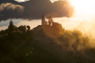 Jamnik, Slovenya. Jamnik Kilisesi, Kranj yakınlarındaki Kamnik-Savinja Alpleri 'nde 15. yüzyıldan kalma büyüleyici bir kilisedir..