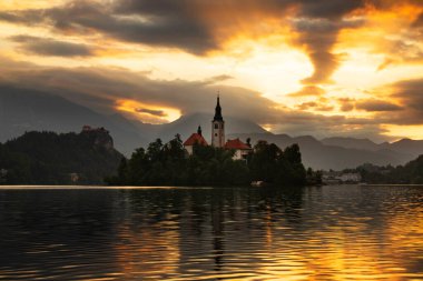 Slovenya Bled Gölü. Gün doğumu Bled Gölü 'nde ünlü Bled Adası ile