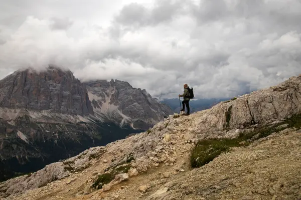 Homem Trekker Com Mochila Colina Desfrutando Pitoresca Vista Para Alpes — Fotografia de Stock