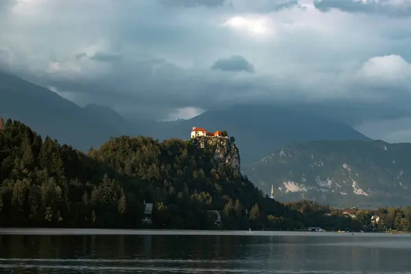 Slovenien Upper Carniola Scenisk Över Bled Castle Med Julian Alperna Stockbild