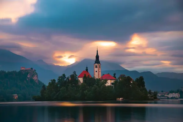 Λίμνη Μπλεντ Σλοβενία Ανατολή Ηλίου Στη Λίμνη Bled Διάσημο Νησί Royalty Free Φωτογραφίες Αρχείου