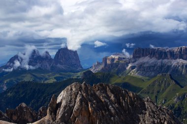 İtalya 'nın güneyindeki Marmolada' dan Sassolungo ve Sella grubunun panoramik görüntüsü.