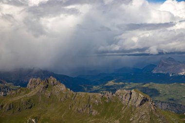 Dolomite Alpleri 'nde fantastik dramatik manzara. İtalya. Harika doğa manzarası..