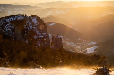 Ceahlau 'nun sabah güneşiyle aydınlanan etkileyici kayaları - Ceahlau Dağları Ulusal Parkı - Moldova - Romanya