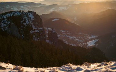 Ceahlau 'nun sabah güneşiyle aydınlanan etkileyici kayaları - Ceahlau Dağları Ulusal Parkı - Moldova - Romanya