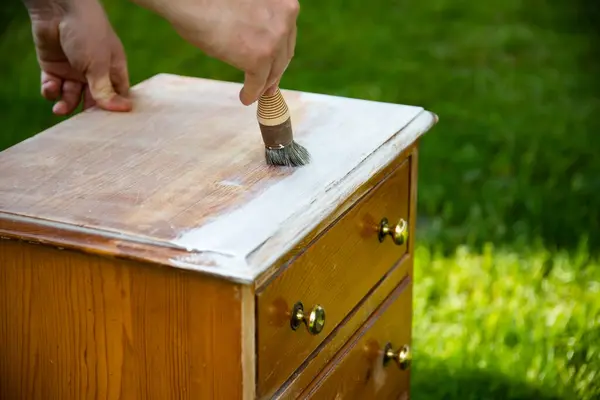 人类手绘粉笔画木制家具 用全新的彩色粉笔画更新老式木制家具 恢复家居装修 图库照片