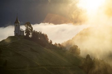 Jamnik, Slovenya. Jamnik Kilisesi, Kranj yakınlarındaki Kamnik-Savinja Alpleri 'nde 15. yüzyıldan kalma büyüleyici bir kilisedir..