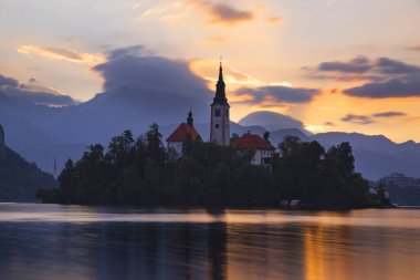 Slovenya Bled Gölü. Gün doğumu Bled Gölü 'nde ünlü Bled Adası ile