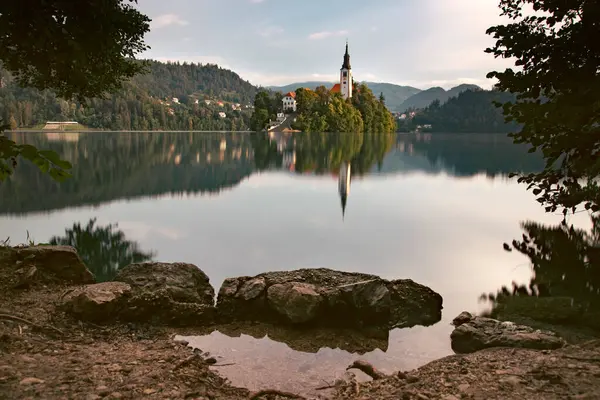 Jezero Bled Slovinsko Krásné Horské Jezero Malým Poutním Kostelem Stock Obrázky