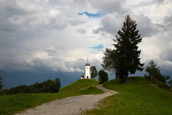 자미니크 슬로베니아 Jamnik 교회는 크란즈 Kamnik Savinja 알프스에있는 매력적인 예배당이며 로열티 프리 스톡 사진