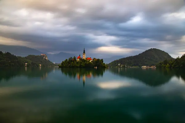 レイク ブレッド スロベニア 有名なブレッドアイランドと結ばれた湖の日の出 ストック写真