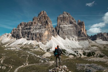 Dolomites, İtalya 'da Tre Cime di Lavaredo' nun etkileyici zirvelerinin çarpıcı güzelliğine hayran kalan bir yürüyüşçü..