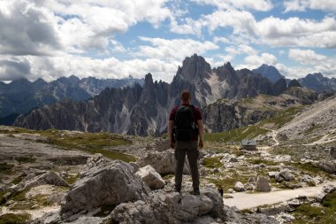 Dolomites, İtalya 'da Tre Cime di Lavaredo' nun etkileyici zirvelerinin çarpıcı güzelliğine hayran kalan bir yürüyüşçü..