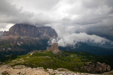 Dolomite Alplerinde Majestic Cinque Torri. Şaşırtıcı doğa manzarası arka planı. 