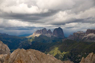 Langkofel grubunun panoramik görüntüsü veya İtalyan Dolomite grubunun Güney Tyrol, İtalya Marmolada 'dan Sassolungo grubu.