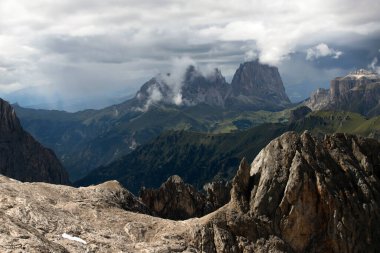 İtalya 'nın güneyindeki Marmolada' dan Sassolungo ve Sella grubunun panoramik görüntüsü.