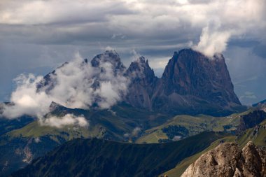 Langkofel grubunun panoramik görüntüsü veya İtalyan Dolomite grubunun Güney Tyrol, İtalya Marmolada 'dan Sassolungo grubu.