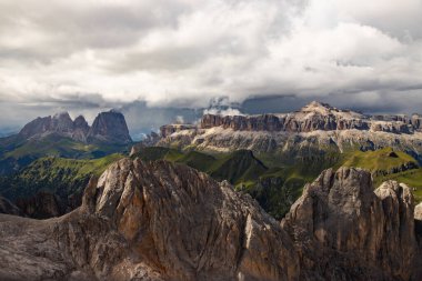 İtalya 'nın güneyindeki Marmolada' dan Sassolungo ve Sella grubunun panoramik görüntüsü.