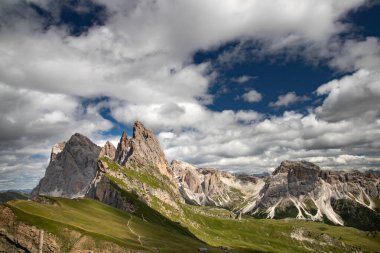 Dolomite Alpleri 'nin muhteşem manzarası. Odle dağ sırası, Dolomites Alplerinde Seceda zirvesi, Güney Tyrol, İtalya, Avrupa. 