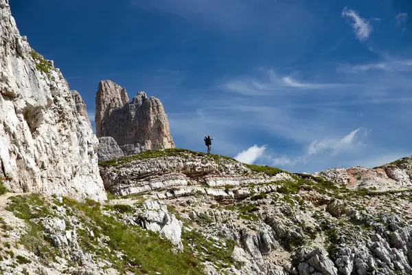 이탈리아 Dolomites에서 Tre Cime Lavaredo의 인상적인 봉우리의 아름다움을 감상하고 서있는 스톡 이미지