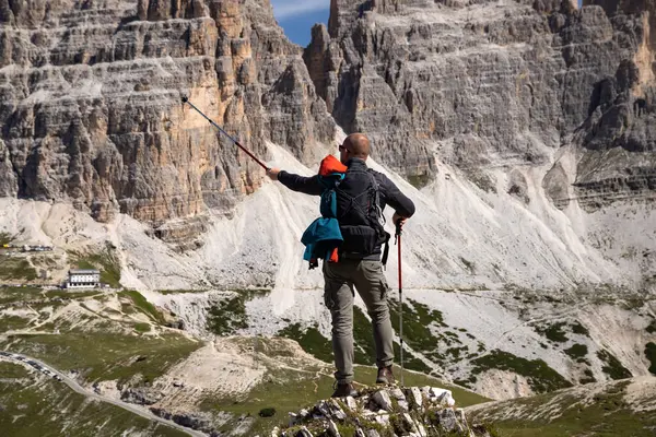 이탈리아 Dolomites에서 Tre Cime Lavaredo의 인상적인 봉우리의 아름다움을 감상하고 서있는 스톡 사진