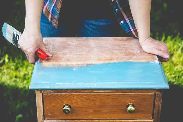 人类手绘粉笔画木制家具 用全新的彩色粉笔画更新老式木制家具 恢复家居装修 图库图片