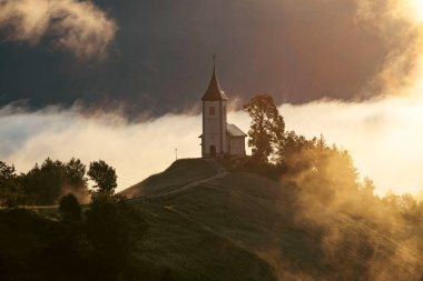 Jamnik, Slovenya. Jamnik Kilisesi, Kranj yakınlarındaki Kamnik-Savinja Alpleri 'nde 15. yüzyıldan kalma büyüleyici bir kilisedir..