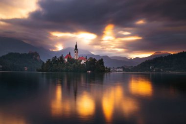 Slovenya Bled Gölü. Gün doğumu Bled Gölü 'nde ünlü Bled Adası ile