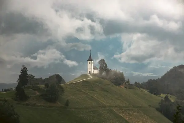 Jamnik 斯洛文尼亚 詹姆尼克教堂 Jamnik Church 是一座迷人的15世纪小礼拜堂 座落在克兰附近的卡姆尼克 萨文加阿尔卑斯山畔 俯瞰着周围的山景 令人叹为观止 图库图片