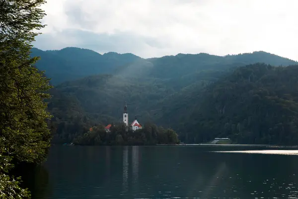 スロベニアの湖 小さな巡礼教会と美しい山の湖 ストック写真