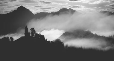 Jamnik, Slovenya. Jamnik Kilisesi, Kranj yakınlarındaki Kamnik-Savinja Alpleri 'nde 15. yüzyıldan kalma büyüleyici bir kilisedir..