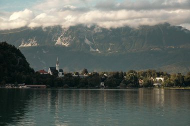 Slovenya Gölü. Küçük haccı olan güzel dağ gölü.. 