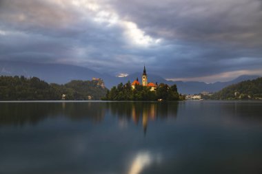 Slovenya Bled Gölü. Gün doğumu Bled Gölü 'nde ünlü Bled Adası ile