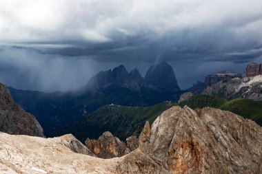 Langkofel grubunun panoramik görüntüsü veya İtalyan Dolomite grubunun Güney Tyrol, İtalya Marmolada 'dan Sassolungo grubu.