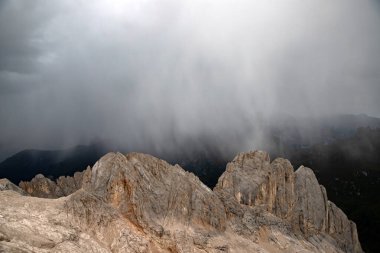 Sassolungo ve Sella grubunun panoramik görüntüsü İtalyan Dolomite 'sinde yaz fırtınasında Güney Tyrol, İtalya Marmolada' dan.