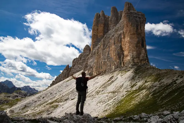 Dolomites, İtalya 'da Tre Cime di Lavaredo' nun etkileyici zirvelerinin çarpıcı güzelliğine hayran kalan bir yürüyüşçü..