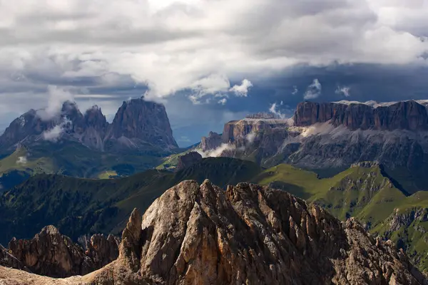 İtalya 'nın güneyindeki Marmolada' dan Sassolungo ve Sella grubunun panoramik görüntüsü.