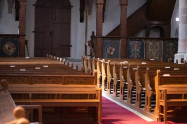 Kilise sıraları güneş ışığında..