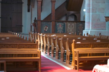 Kilise sıraları güneş ışığında..