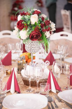 Bir etkinlik ya da düğün resepsiyonunda masanın üzerine süslenmiş güzel çiçekler.