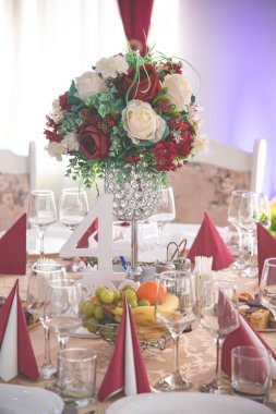 Bir etkinlik ya da düğün resepsiyonunda masanın üzerine süslenmiş güzel çiçekler.