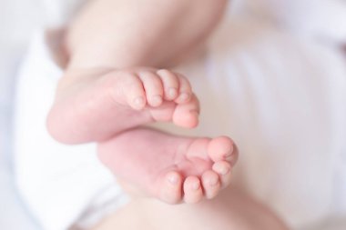 Yeni doğan bebek ayaklarının yakından görünümü