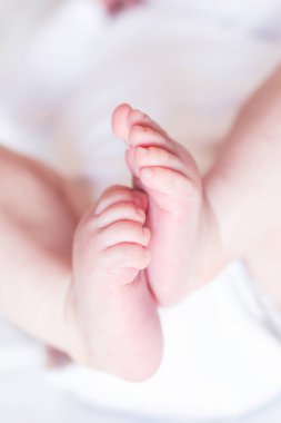 Yeni doğan bebek ayaklarının yakından görünümü