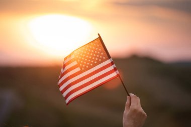 Amerikan bayrağını bir şahsın elinden kapatıyoruz. Bağımsızlık Günü ya da Amerika 'da seyahat.