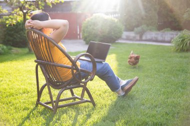 Evden çalışmak ya da internetten çalışmak, dışarıda dizüstü bilgisayarda çalışan bir kadınla çalışmak..