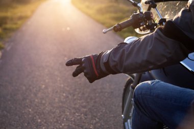 Motosikletlilerin yolda selamlaşması, diğer motorcuları selamlamanın tipik işareti.