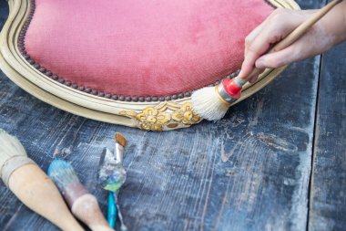 Evde eski bir koltuk boyama, taşınma ve sönme konsepti..